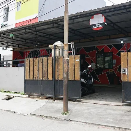 Cosmo Tanjung Duren Mitra Reddoorz-2